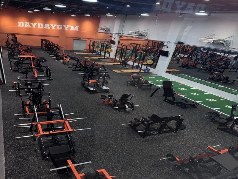 Wybór materiałów na niestandardową murawę do siłowni